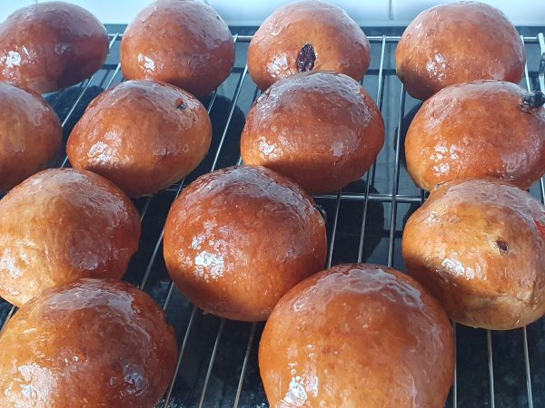 Currant Buns/Hot Cross Buns (6pk) - Image 1